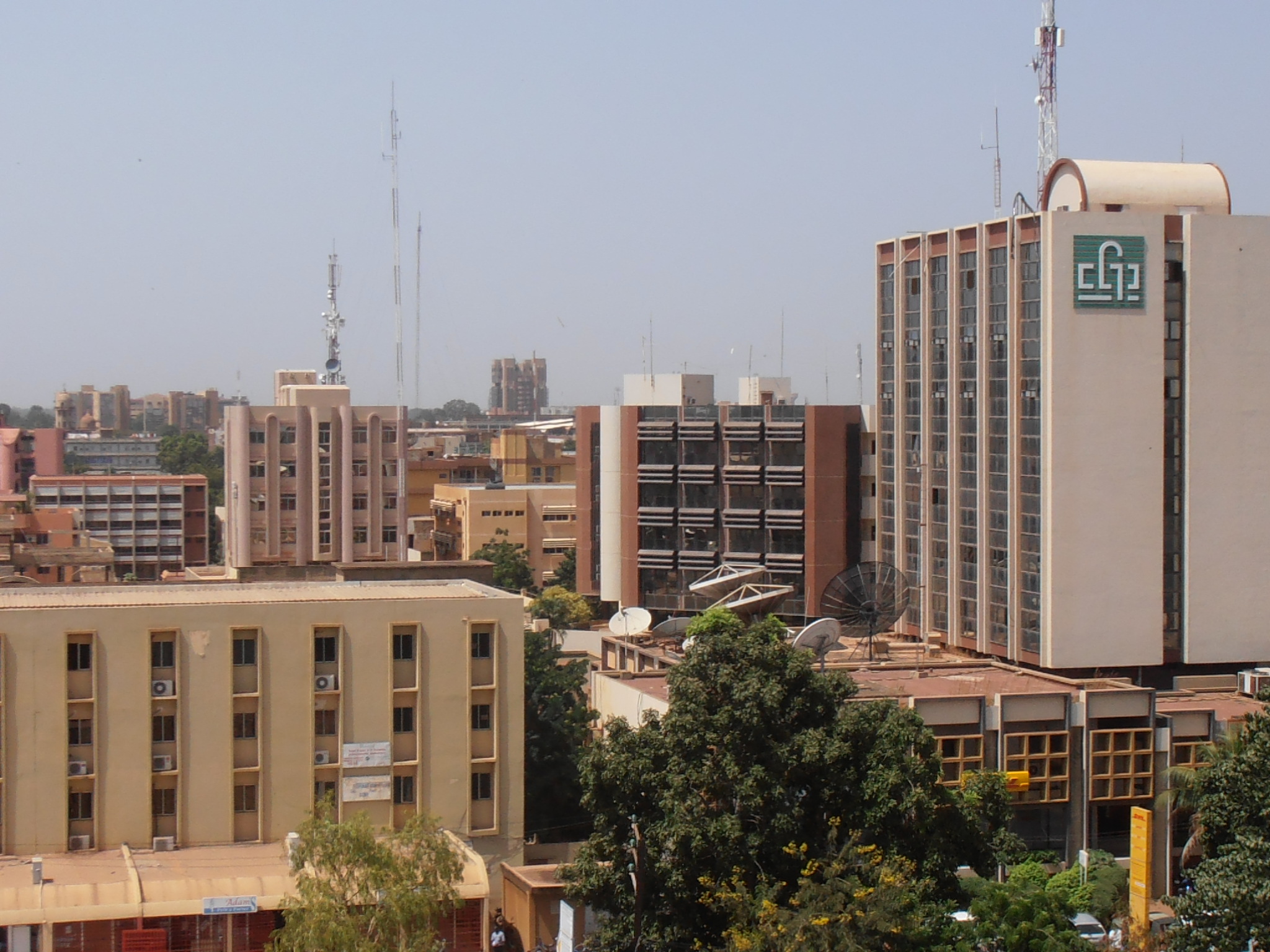 Burkina Faso ouverture d une salle de cinéma solaire