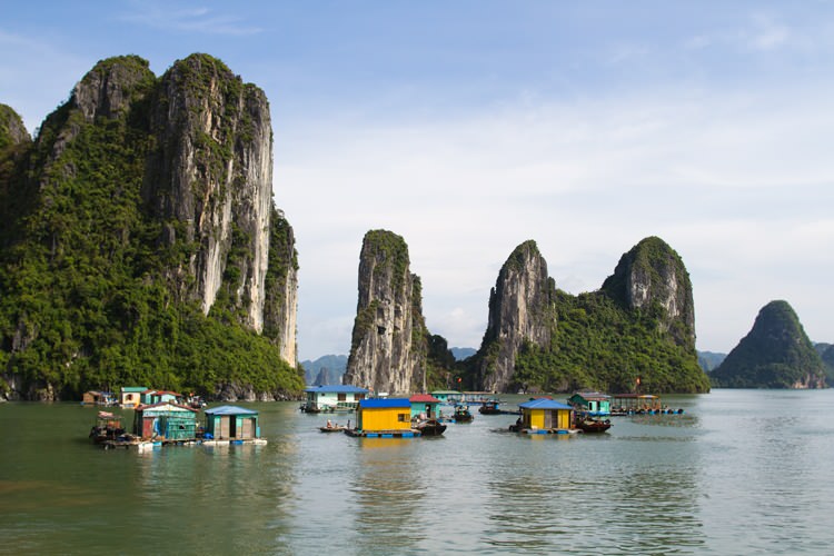 Vue aérienne de la baie d'Hạ Long, site inscrit au patrimoine mondial de l'UNESCO, menacé par les projets de développement et les défis environnementaux