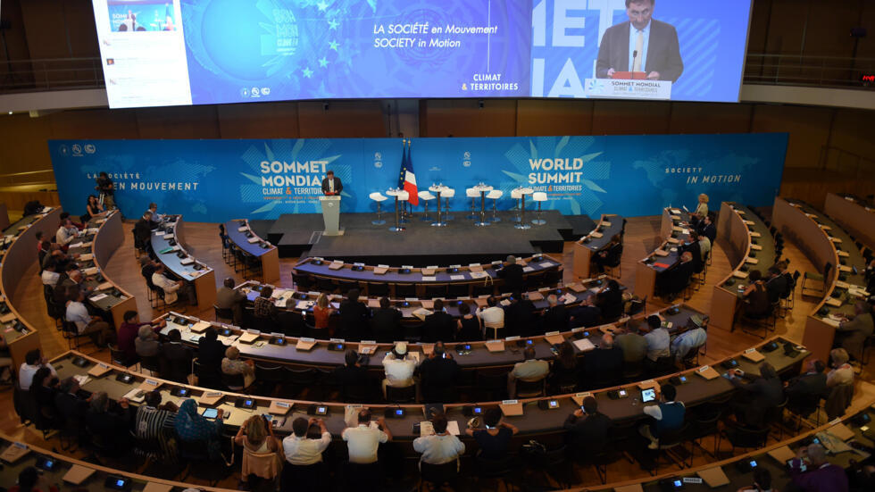 Image d'une conférence internationale sur l'Accord de Paris, avec des représentants de plusieurs pays réunis dans une grande salle de réunion