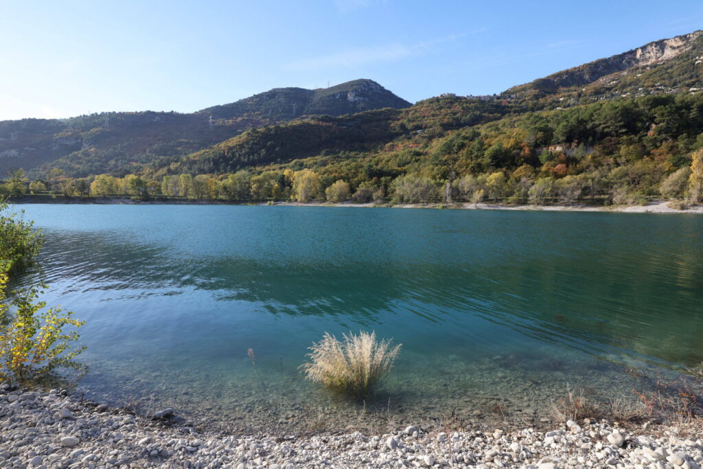 Abord d'une rivière illustrant la baisse des nappes phréatiques en raison de la sécheresse et du réchauffement climatique.