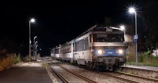 Train de nuit en gare, symbolisant une alternative écologique aux trajets en avion.