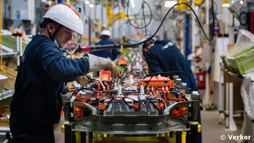 Fabrication et innovation des batteries pour véhicules électriques, élément clé du transport durable.