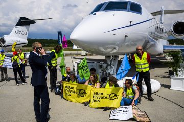 Les manifestations contre les jets privés perturbent les vols de l’aéroport de Genève