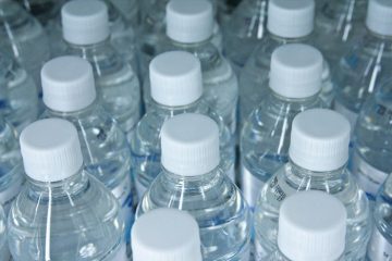 Bouchons fixés sur les bouteilles en plastique : Une révolution écologique