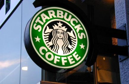 Scandale écologique : le nouveau patron de Starbucks se rendra en jet privé à son travail