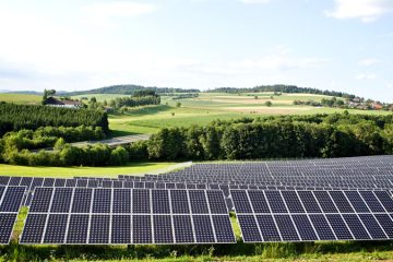 TotalEnergies investit dans le solaire, juste avant son AG